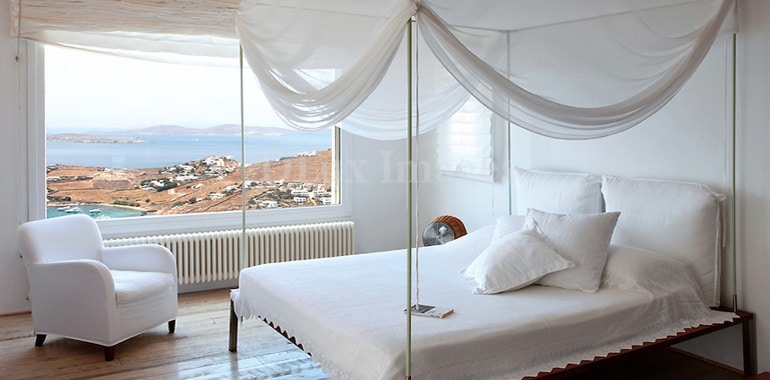 Van egy bútordarab, amely azonnal elárulja, hogy Görögországban járunk: ez a baldachinos ágy.