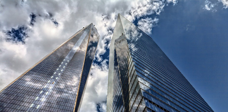 A felhőkarcolók vasbeton szerkezetét hatalmas üvegtáblák borítják.