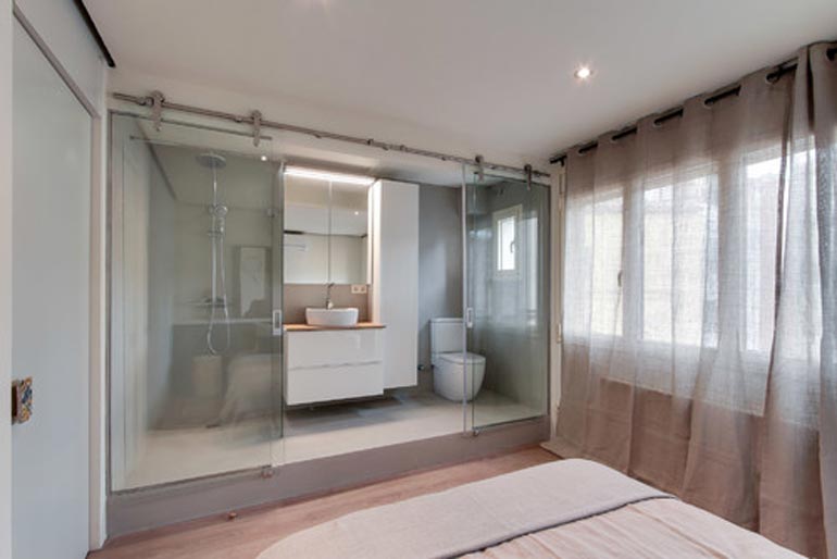 Akár még a hálószobát is egyterűvé teszik a fürdővel, legfeljebb térelválasztó üvegfalat építenek a két helyiség határában.
