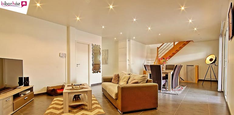 Egy méretesebb nappaliban akár ötféle fényforrás is lehet