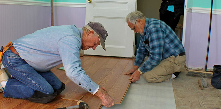 Melegburkolatok: a laminált padló lerakása nem okoz nehézséget még egy általános kézügyességgel rendelkező embernek sem, ezért nagyon sokan maguk végzik el a munkát.
