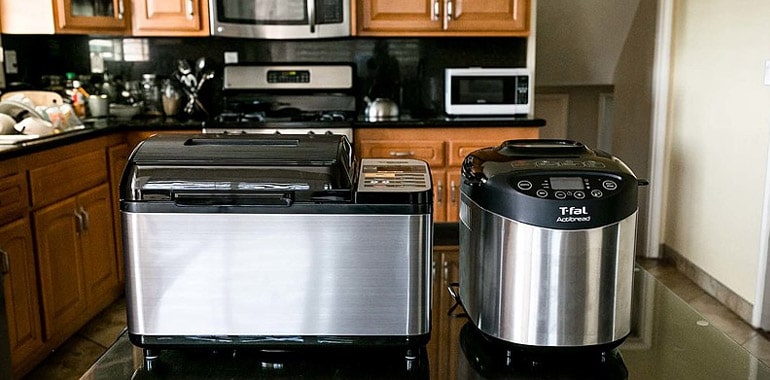 A konyhagépeket is tárolhatjuk a kamra polcain.