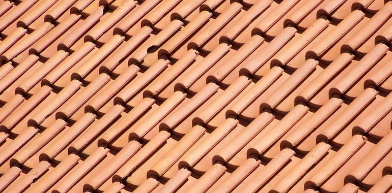 Tetőfedés: Magyarországon elsősorban kerámiából készült tetőcserepeket használnak.