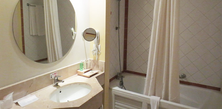 A fürdőszobában „kötelező” darabnak számít a mosdó fölé elhelyezett borotválkozó tükör.