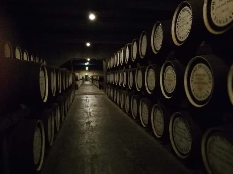 Borospince - a bort hordókban érlelik, de palackozás után fából készült állványokra teszik, mégpedig fektetve, úgynevezett bölcsőben.