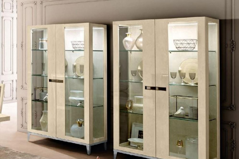 A vitrin olyan szekrény, amely az értékes és szép tárgyakat foglalja magába és mutatja meg.