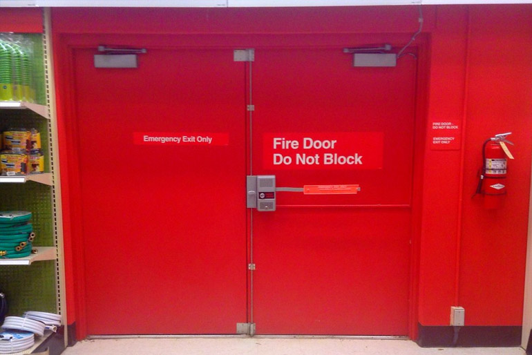 A technikai beltéri ajtók egyik nagy családja az olyan elemi erőkkel szemben védelmezi a helyiséget, illetve a benn tartózkodókat, mint a tűz és a víz. 