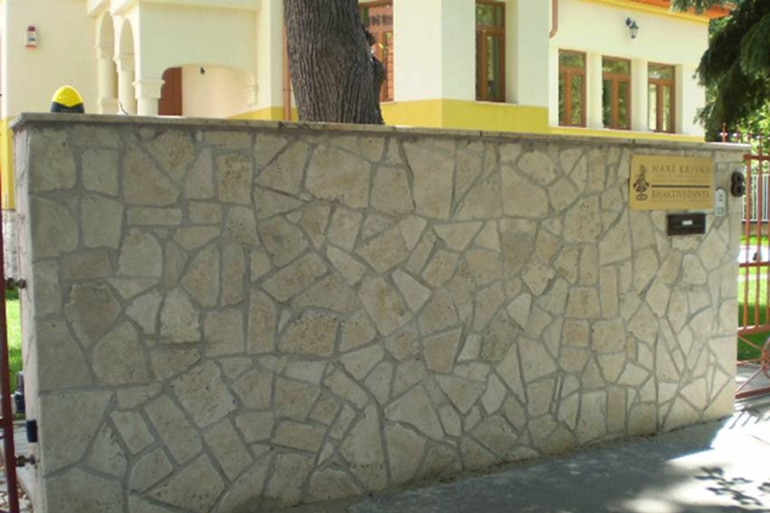 A mészköveket különböző kategóriába sorolják, s ezeket a kategóriákat már évszázadok óta használják. Mészkő fal.