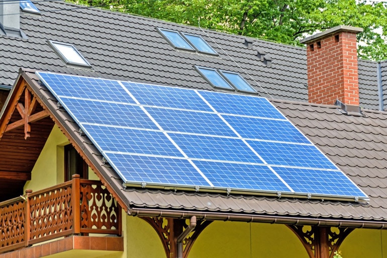 A napelemes rendszer leglátványosabb része természetesen a tetőre felszerelt elemek sora.