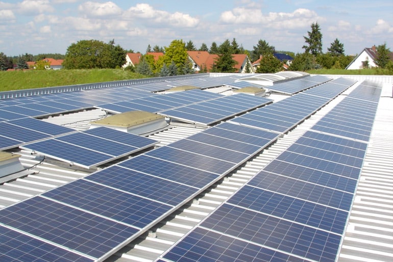 A közeljövőben várható, hogy a házak zöme át fog állni a napelemes energiára, hiszen így kerülhető el az ország energia kitettsége a politikai és egyéb gazdasági tényezőknek.