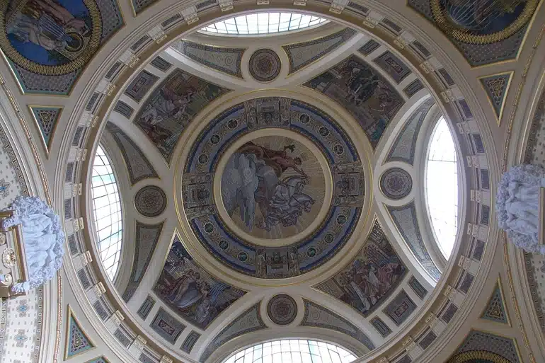 Magyarországon a Széchenyi fürdő kupolamozaikjai Róth Miksa munkásságát dicsérik. 